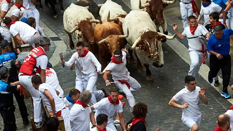 Primer encierro de las fiestas de San Fermín con toros de la ganaderia de Puerto de San Lorenzo en el tramo del Ayuntamiento. MIGUEL OSÉS