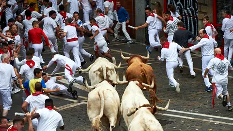 Primer encierro de las fiestas de San Fermín con toros de la ganaderia de Puerto de San Lorenzo en el tramo del Ayuntamiento. MIGUEL OSÉS