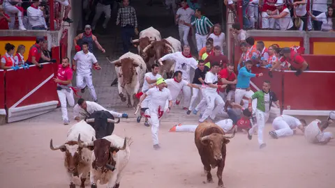 Primer encierro desde la plaza de toros, con la ganaderia Puerto de S.Lorenzo, Pamplona. NOEMÍ VERA  _27