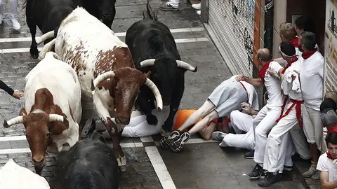 GR7018. PAMPLONA, 07/07/2019.- Los toros de la ganadería salmantina de Puerto de San Lorenzo, en la calle Estafeta, durante el primero de los encierros de estos Sanfermines 2019. EFE/Jesús Diges