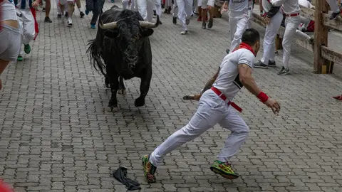 Día 7 Primer encierro de San Fermín 2019 con toros del Puerto de San Lorenzo en el tramo del callejón de acceso al ruedo. Maite H. Mateo -3