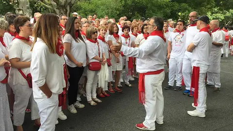 La coral &#34;Canta et Yanta&#34; cantando la jota a San Fermín durante la procesión el 7 de julio de 2019.