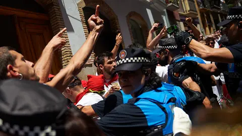 Crispaciópn en la calle Curia con insultos y pitada contra los concejales de UPN. MIGUEL OSÉS