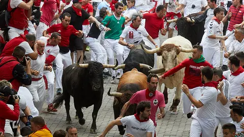 Segundo encierro de los Sanfermines de 2019 con la ganadería de Cebada Gago en el tramo de Telefónica y la bajada del callejón. IÑIGO ALZUGARAY