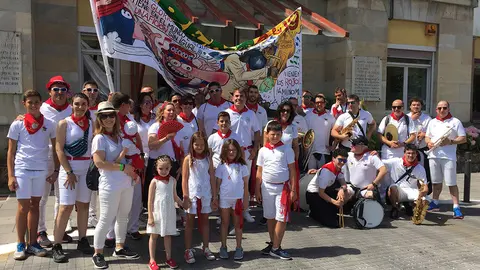 La Peña Oberena, con sus mayores y txikis, junto a la puerta de entrada de la Casa de Misericordia.