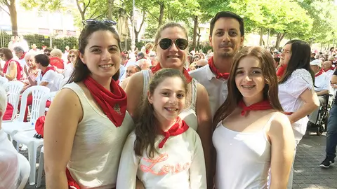 Pilar López Virgili (a la derecha) junto a sus padres Hernán y Carla y a sus hermanas Victoria y  en Pamplona