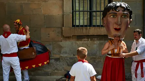 La comparsa se viste en el patio del arzobispado. MIGUEL OSÉS