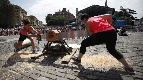 GRAFCAV6122. PAMPLONA (NAVARRA), 08/07/2019.- Con motivo de las fiestas de San Fermín comienzan hoy en la Plaza de los Fueros de Pamplona exhibiciones de deporte rural, este lunes tiene lugar el Campeonato navarro de Tronza femenino. EFE/Javier Lizón
