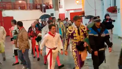 Salida de los toreros de la plaza tras la suspensión de la corrida NAVARRACOM