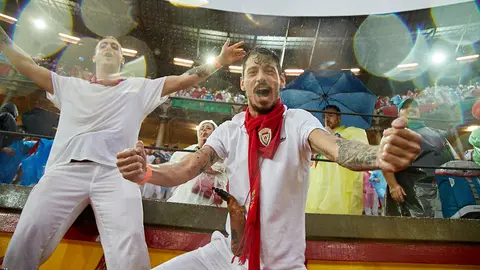 Los tendidos de la Plaza de Toros de Pamplona antes de la suspensión de la segunda corrida de los Sanfermines 2019 debido a la lluvia. IÑIGO ALZUGARAY