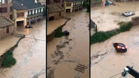 Un coche es arrastrado por la corriente del río Cidacos en Tafalla