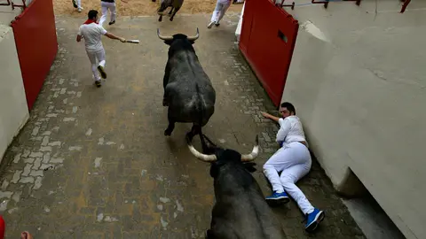Tercer encierro de San Fermín 2019 con toros de José Escolar en el callejón. PABLO LASAOSA 16