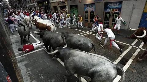GR2041. PAMPLONA, 09/07/2019.- Los toros de la ganadería de José Escolar Gil, de Lanzahíta (Ávila), enfilan la calle de La Estafeta de Pamplona durante el tercer encierro de los Sanfermines 2019. EFE/Jesús Diges