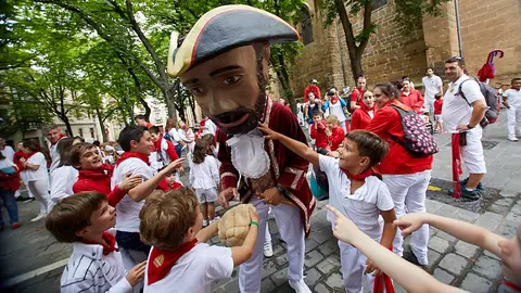 Salida de la Comparsa de Gigantes y Cabezudos por las calles de Pamplona. IÑIGO ALZUGARAY