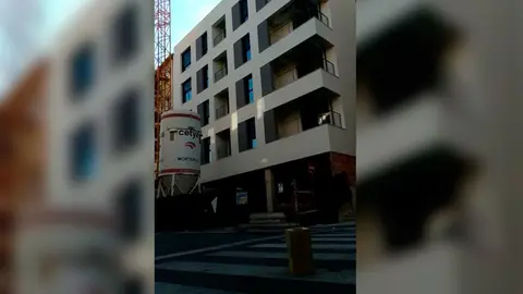 Dos jóvenes colocan un gran petardo que acaba impactando contra un edificio de nueva construcción en Pamplona NAVARRACOM