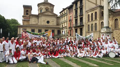 Imagen de los componentes de la Pena Oberena delante de la iglesia de San Lorenzo