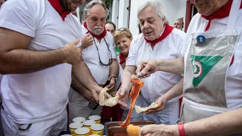 Luce el sol tras el diluvio en la tercera corrida de la feria de San Fermín en Pamplona. Maite H. Mateo 3