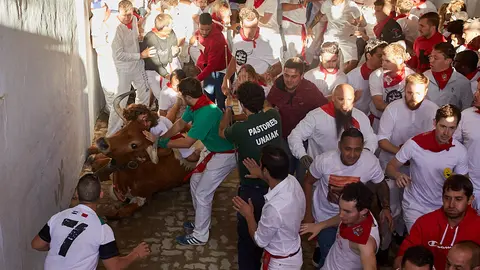 Cuarto encierro de los Sanfermines de 2019 con la ganadería de Jandilla en el tramo del callejón de entrada a la Plaza de Toros. IÑIGO ALZUGARAY