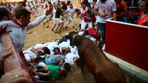 Suelta de vaquillas tras el cuarto encierro de las fiestas de sanfermin de 2019. MIGUEL OSÉS