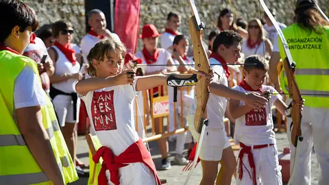 Niños y niñas de diferentes edades participan en Kirol Ari, el espacio deportivo y recreativo en los fosos del parque de la Media Luna en San Fermín 2019. IÑIGO ALZUGARAY