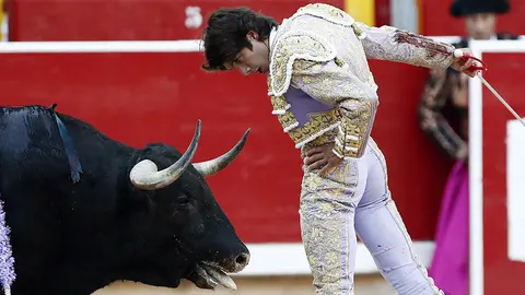 GRAF2402. PAMPLONA, 10/07/2019.- El torero Sebastián Castella durante la faena a su segundo de la tarde, al que cortó una oreja, en el coso pamplonés dentro de la Feria del Toro de los Sanfermines del 2019. Castella compartió cartel con los toreros Diego Urdiales y Andrés Roca Rey. EFE/Jesús Diges