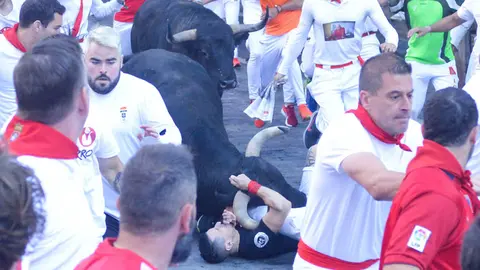 Cogida por asta de uno delos toros de Victoriano del Río en el tramo de Telefónica durante el quinto encierro de San Fermín 2019. IOSU PEZONAGA.