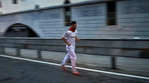 Los corredores del encierro se preparan y mentalizan momentos previos al inicio del encierro. MIGUEL OSÉS