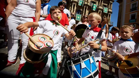 El 'Struendo Txiki', con los más pequeños como protagonistas, recorre las calles del Casco Viejo de Pamplona durante los Sanfermines 2019. IÑIGO ALZUGARAY