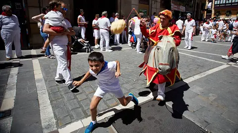 Salida de la Comparsa de Gigantes y Cabezudos por las calles de Pamplona en los Sanfermines 2019. IÑIGO ALZUGARAY