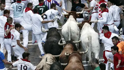 Los toros de la ganadería de Núñez del Cuvillo, de Vejer de la Frontera (Cádiz), a su paso por el tramo de la Estafeta, durante el sexto encierro de los Sanfermines 2019.- EFE/Jesús Diges