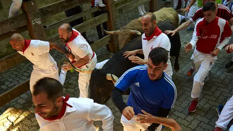 Sexto encierro de las fiestas de San Fermín de 2019 con la ganadería de Nuñez ddel Cuvillo en el tramo final del callejón. MIGUEL OSÉS