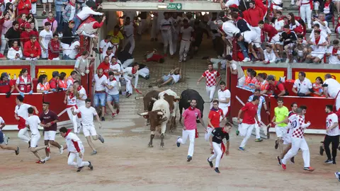 Entrada de los toros de Nuñez del cubillo a la plaza de toros en el sexto encierro de las fiestas. Alejandro Velasco-2