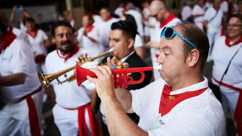 La Cofradía de San Saturnino anima las calles de Pamplona durante las fiestas de San Fermín 2019. PABLO LASAOSA 9