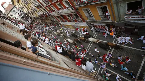 Los toros de la ganadería de La Palmosilla, de Tarifa (Cádiz), a su paso por la calle de Mercaderes, durante el séptimo encierro de los Sanfermines 2019.- EFE/Javier Lizón