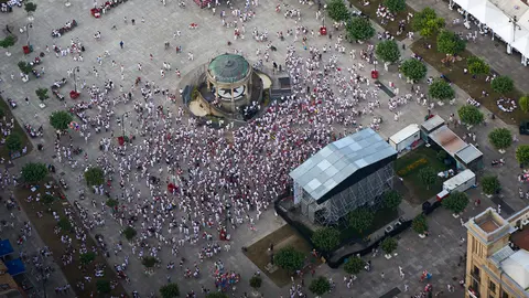 La Policía Nacional Recorre los cielos de Pamplona durante los sanfermines de 2019. MIGUEL OSÉS