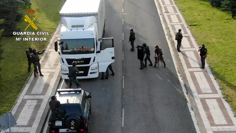 Momento de la detención de un yihadista en Pamplona por parte de la Guardia Civil.