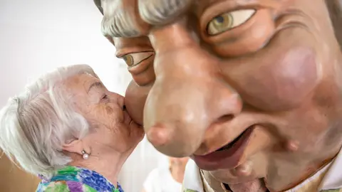 La Comparsa de Gigantes y Cabezudos visita la Meca y llena de ilusión a a sus residentes. Maite H. Mateo9