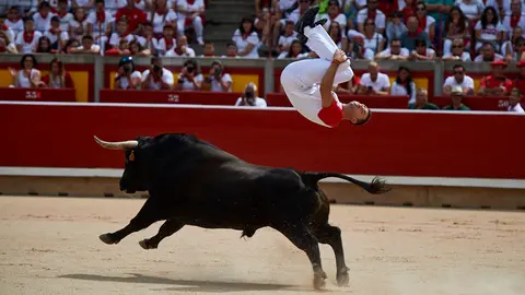 Concurso de recortadores de las fiestas de San Fermín de 2019 en la plaza de toros. MIGUEL OSÉS