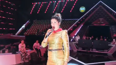 Cristina Ramos canta, con el pañuelo anudado al cuello, la jota Qué hizo a San Fermín llorar en el plató de Worlds Got Talent en China, donde ha competido en la gran final FACEBOOK