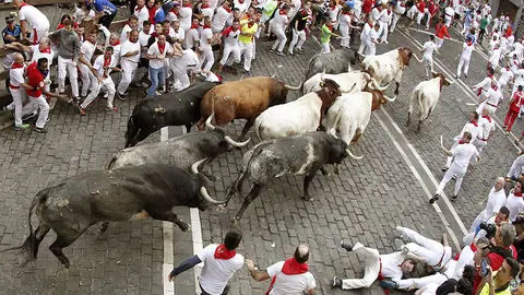 Los toros de la ganadería sevillana de Miura, a su paso por la Plaza Consistorial, durante el octavo y último encierro de los Sanfermines 2019. EFE/VILLAR LÓPEZ