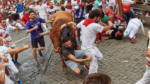 Los toros de la ganadería sevillana de Miura, a su paso por el tramo de Telefónica, durante el octavo y último encierro de los Sanfermines 2019. EFE/Daniel Fernández