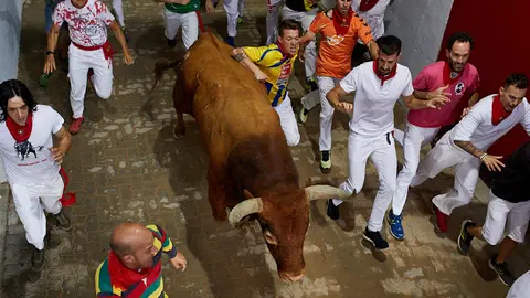 Octavo encierro de los Sanfermines de 2019 con la ganadería de Miura en el tramo de Telefónica y la bajada del callejón. IÑIGO ALZUGARAY