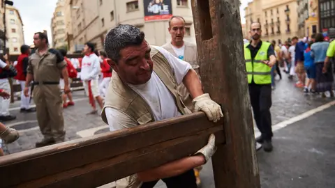 Los carpinteros de Aldaz retiran el vallado de los encierros de San Fermín 2019. PABLO LASAOSA 3