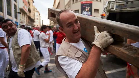 Los carpinteros de Aldaz retiran el vallado de los encierros de San Fermín 2019. PABLO LASAOSA 5