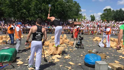 campeonato navarro de aizkolaris durante el deporte rural en la plaza de los fueros