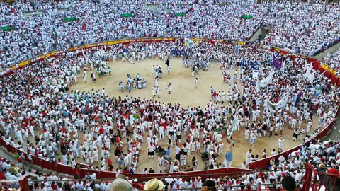 Imagen del ruedo repleto por las peñas en su última salida de los Sanfermines 2019. NAVARRA.COM