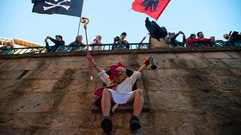 GRAFCAV6460. PAMPLONA (NAVARRA), 15/07/2019.- Los jóvenes de Pamplona alargan la fiesta participando este lunes en el llamado encierro de la "Villavesa".EFE/ Iñaki Porto