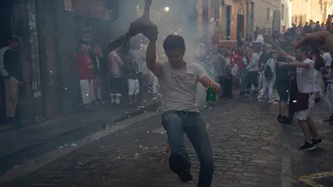 GRAFCAV6462. PAMPLONA (NAVARRA), 15/07/2019.- Los jóvenes de Pamplona alargan la fiesta participando este lunes en el llamado encierro de la "Villavesa".EFE/ Iñaki Porto