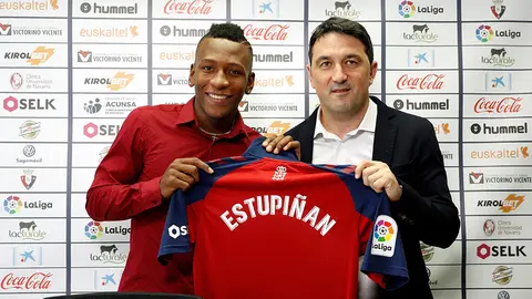 El director deportivo de Osasuna, Braulio Vázquez (d), ha presentado este jueves en las instalaciones de Tajonaral lateral izquierdo de origen ecuatoriano Pervis Estupiñán (i), quien confía en reforzar la defensa rojilla. EFE/ Villar López