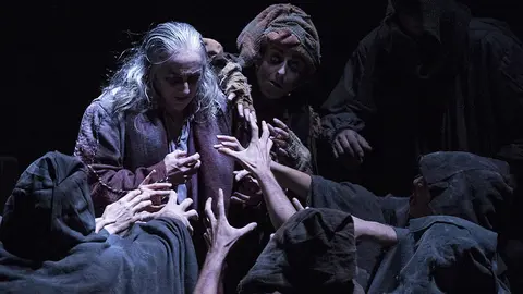 GRAF7333. PAMPLONA, 21/07/2019.- La compañía Atalaya durante la representación la pasada noche en el escenario La Cava, del Festival de Teatro de Olite del "Rey Lear", de William Shakespeare, en versión dirigida por Ricardo Iniesta e interpretada por Carmen Gallardo y Joaquín Galán, entre otros, y en la que se pone el acento en el caos que provocan los poderosos cuando disfrazan la arrogancia de generosidad. EFE/Villar López